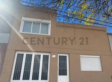Casa · 120m² · 5 Ambientes · 1 Cochera · Casa 4 Dorm. con Patio y Garaje.