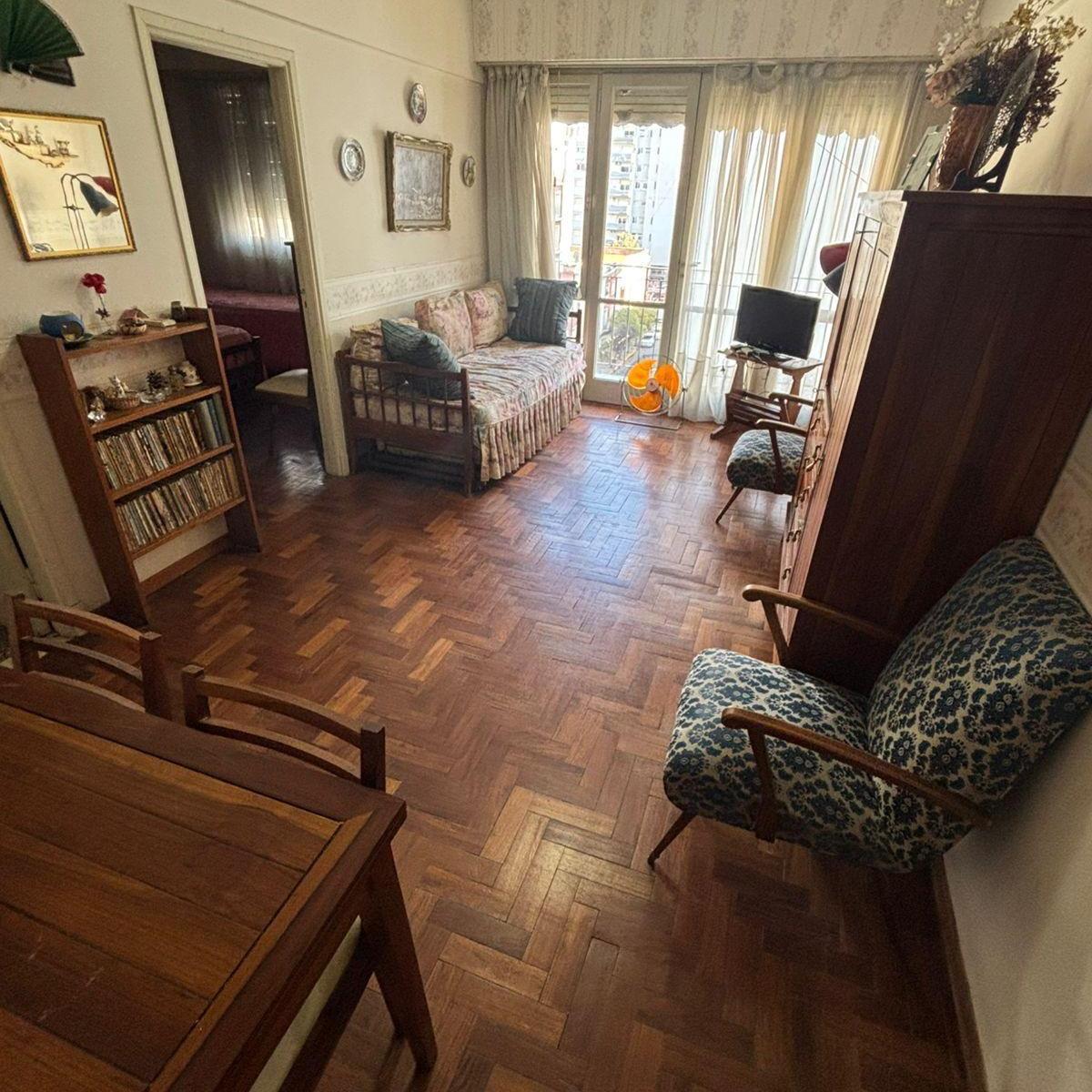 Santa fé entre rivadavia Y belgrano departamento 2 ambientes A la calle con balcón en venta
