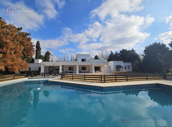 Casa · 740m² · 9 Ambientes · 3 Cocheras