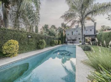 Casa · 204m² · Venta Casa 5 Ambientes Sobre Lote Propio con Pileta | Villa Udaondo – Acepta Permuta