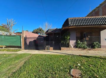 Casa · 155m² · 4 Ambientes · 3 Cocheras · Venta - Merlo - Casa en Merlo 4 Amb - Quincho - Fondo Amplio - Cocheras