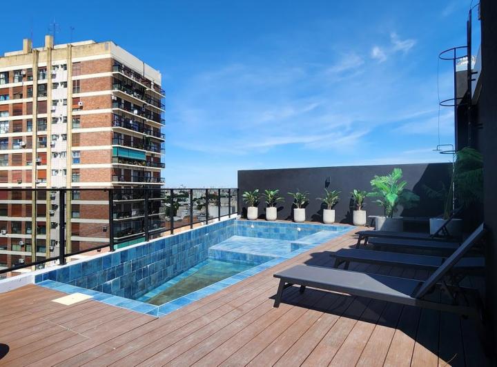 Un Ambientes con Balcon y Parrilla!