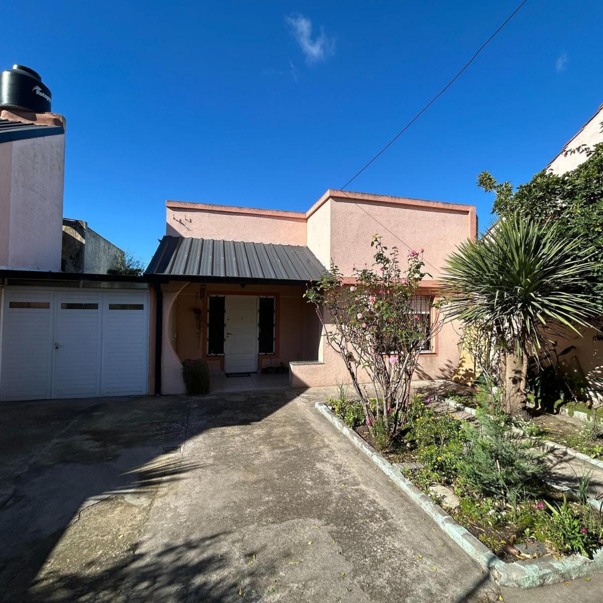 Casa 3 amb, 236m² con jardín y cochera — Villa Primera