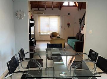 Casa · 140m² · 4 Ambientes · 1 Cochera · Chalet Desarrollado en Dos Plantas Amplio Parque con Piscina Climatizada Castelar N.