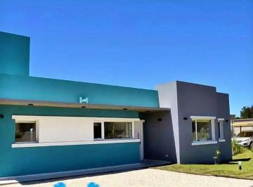 Casa de 4 ambientes, Costa Esmeralda · Exclusiva Casa en Venta de 4 Ambientes con Piscina en Costa Esmeralda