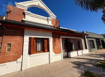 Casa · 106m² · 3 Ambientes · Venta Casa 3 Ambientes con Increíble Parque en Ramos Mejía