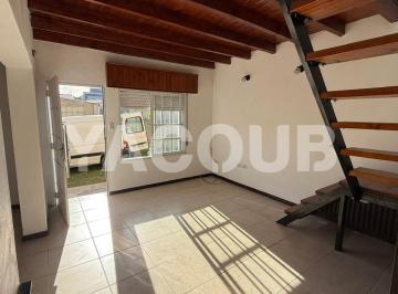 Departamento · 67m² · 2 Ambientes · Duplex en Alquiler - Dormitorio, Patio y Entrada Para Auto - Tandil Semicentro