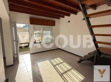 Departamento · 67m² · 2 Ambientes · Duplex en Alquiler - Dormitorio, Patio y Entrada Para Auto - Tandil Semicentro