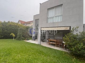 Casa · 210m² · 5 Ambientes · 2 Cocheras · Casa en Alquiler en Santa María de Los Olivos, Malvinas Argentinas