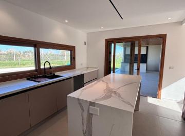 Casa · 192m² · 5 Ambientes · 2 Cocheras · Venta Casa a Estrenar 5 Amb. - Barrio Laguna Grande, Villanueva