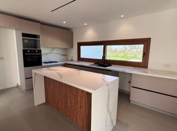 Casa · 192m² · 5 Ambientes · 2 Cocheras · Venta Casa a Estrenar 5 Amb. - Barrio Laguna Grande, Villanueva