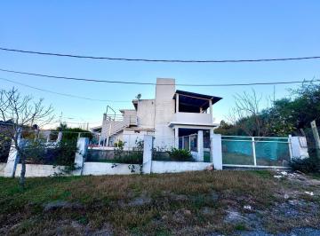 Casa · 170m² · 5 Ambientes · 2 Cocheras · Casa Alquiler 2 Dor 2 Bñs Pileta Cochera en Villa Parque Siquiman