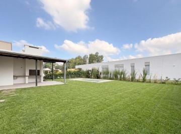 Casa · 132m² · 4 Ambientes · 2 Cocheras · Casa a Estrenar en Venta Barrio Cerrado Santa Clara. 3 Dorm.