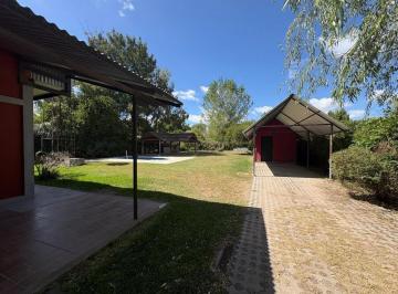 Casa · 82m² · 3 Ambientes · 1 Cochera · Casa en Venta en Parque Exaltación. 2 Dorm.. 1000 Mt Parque. Piscina.