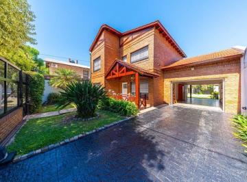 Casa · 229m² · 7 Ambientes · 4 Cocheras · Venta Zona Sur Casa 3 Dorm. Pileta Quincho