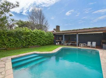 Casa · 299m² · 6 Ambientes · 1 Cochera · Venta Casa Lote Propio con Quincho y Pileta