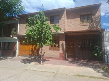 Casa · 120m² · 6 Ambientes · 3 Cocheras · Venta Casa de Dos Plantas Apta Credito Las Heras