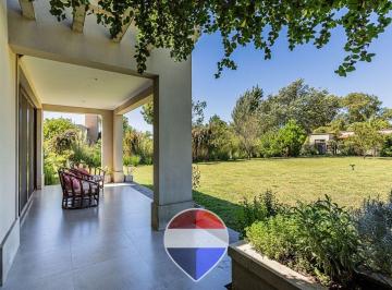 Casa · 225m² · 4 Ambientes · 1 Cochera · Casa en Venta de 3 Dorm. El Mirador Ruta 2