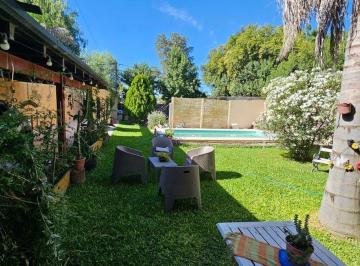 Casa · 353m² · 6 Ambientes · 1 Cochera · Venta de Casa en Ibarlucea con Pileta
