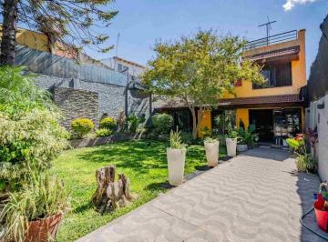Casa · 187m² · 5 Ambientes · Venta Chalet con Quincho y Cochera en Loma Hermosa