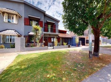 Casa · 143m² · 5 Ambientes · 2 Cocheras · Venta Casa en PH con Amplio Jardin y Patio