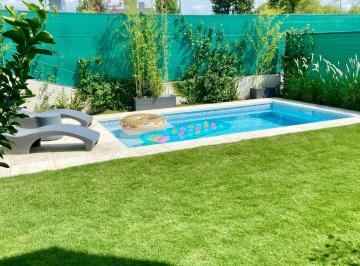 Casa · 175m² · 4 Ambientes · 2 Cocheras · Se Alquila Duplex en Rossen, Valle Escondido