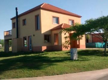 Casa · 216m² · 6 Ambientes · 1 Cochera · Venta Casa 4 Ambientes Pilar del Este, Pileta