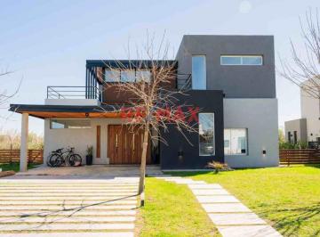 Casa · 273m² · 5 Ambientes · 1 Cochera · Casa en Venta Barrio El Cazal Al Rio