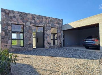 Casa · 175m² · 4 Ambientes · 1 Cochera · Alquiler Casa Amoblada - Bª Tejas 4 con Seguridad
