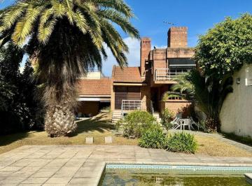 Casa · 350m² · 8 Ambientes · 7 Cocheras · Casa Venta La Plata 4 Dorm. Quincho Pileta