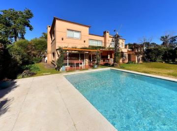 Casa · 414m² · 7 Ambientes · 2 Cocheras · Casa en Venta La Pregrina - Pilar 6 Ambientes
