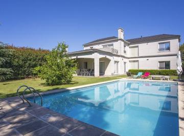Casa · 277m² · 8 Ambientes · 2 Cocheras · Venta Casa de 4 Dorm. en Kentucky