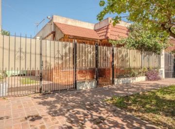 Casa · 110m² · 4 Ambientes · 2 Cocheras · Venta Casa 4 Amb Lanus - Oportunidad 215 m² Lote