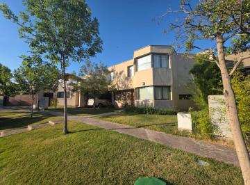 Casa de 8 ambientes, Luzuriaga · Capital Prop Vende Excelente Casa en Barrio Lago del Torreon