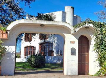 Casa · 191m² · 5 Ambientes · 2 Cocheras · Casa en Venta en Carlos Casares con Pileta