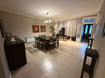 Casa · 298m² · 7 Ambientes · 1 Cochera · Gran Casa en Venta en 7 Jefes!