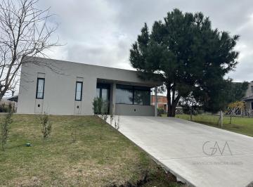 Casa · 200m² · 4 Ambientes · Casa en Alquiler en Rumencó Joven
