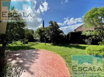 Casa · 130m² · 5 Ambientes · 1 Cochera · Casa en Alquiler con Jardin y Pileta Fisherton