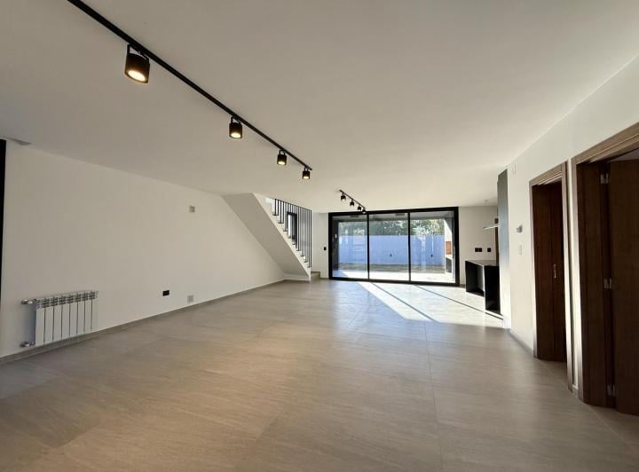 Casa · 230m² · 4 Ambientes · 2 Cocheras