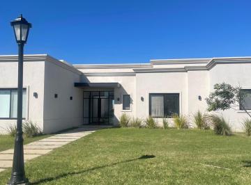Casa · 900m² · 5 Ambientes · 2 Cocheras · Casa a La Venta en San Sebastian
