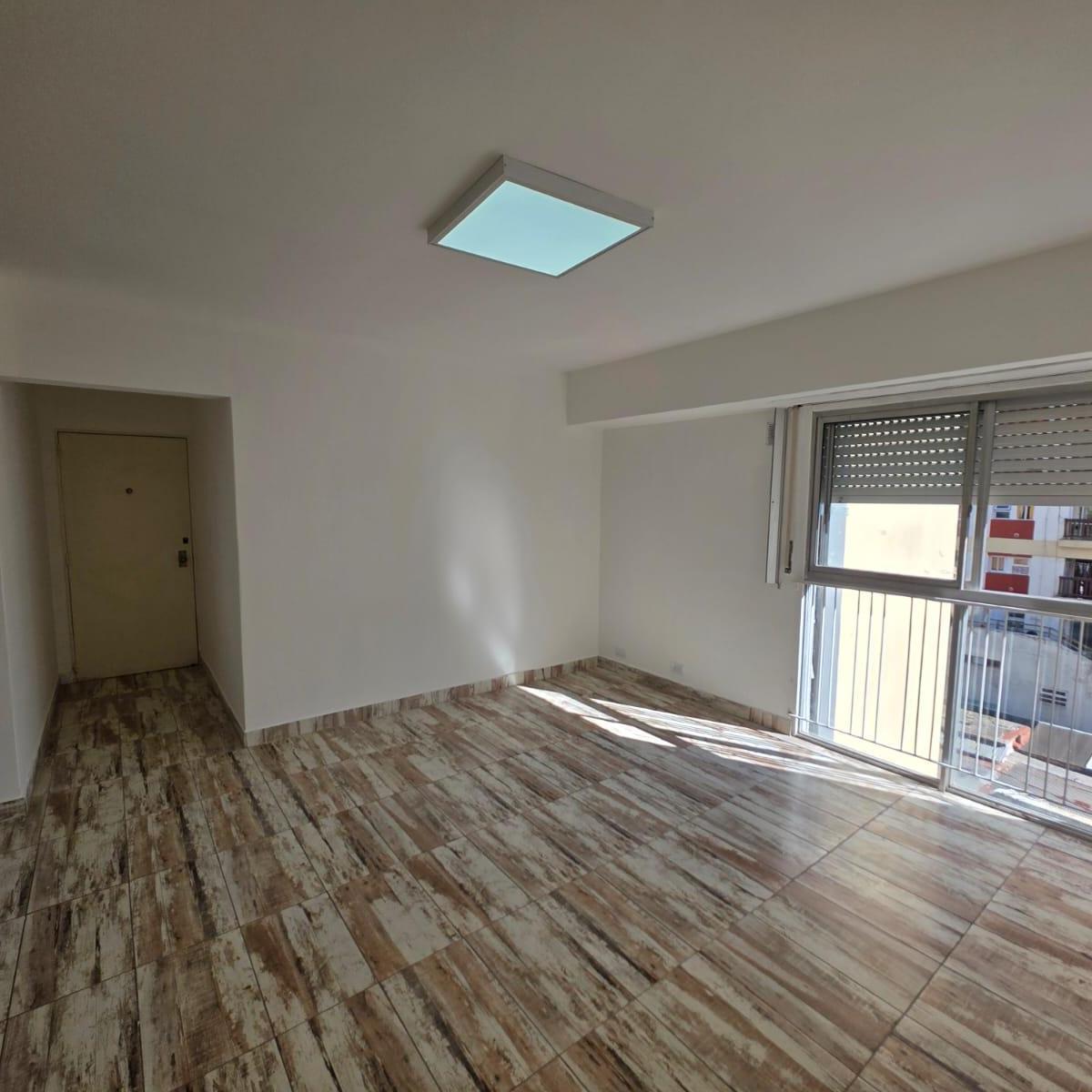 Alquiler 24 meses Departamento de 3 ambientes modernizado en pleno centro de Mar del Plata. Excelente ubicación, con acceso a comercios, transporte y servicios, ideal para vivienda permanente. Ubicado