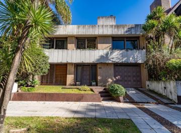 Casa · 246m² · 5 Ambientes · 2 Cocheras · Excelente Casa de 5 Ambiente con Cochera, Jardin y Quincho en Banfield Oeste