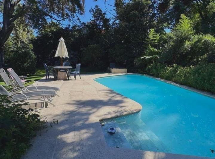 Casa · 180m² · 6 Ambientes · 1 Cochera