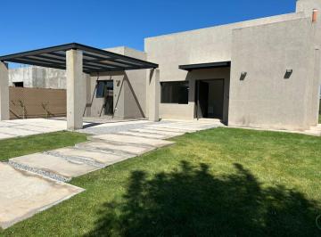 Casa · 142m² · 4 Ambientes · 2 Cocheras · Casa a La Venta Barrio Lar de Vieytes III