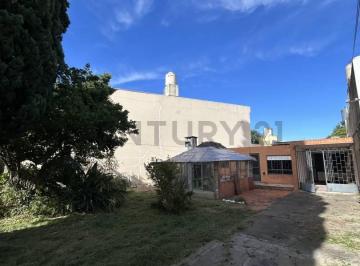 Casa · 92m² · 3 Ambientes · 2 Cocheras · Venta, Casa Sobre Dos Lotes, Ideal Refacción, Demolición o Desarrollo, en Tolosa