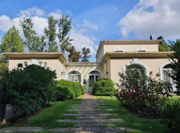 Casa · 297m² · 6 Ambientes · 1 Cochera · Casa en La Chacra