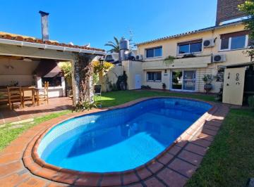 Casa · 215m² · 6 Ambientes · 2 Cocheras · Venta Casa - 6 Ambientes - Apto Credito - Jardín - Pileta - Quincho - Garaje Cubierto