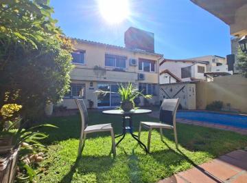 Casa · 215m² · 6 Ambientes · 2 Cocheras · Venta Casa - 6 Ambientes - Apto Credito - Jardín - Pileta - Quincho - Garaje Cubierto