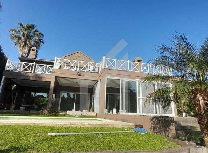 Casa · 204m² · 4 Ambientes · 2 Cocheras