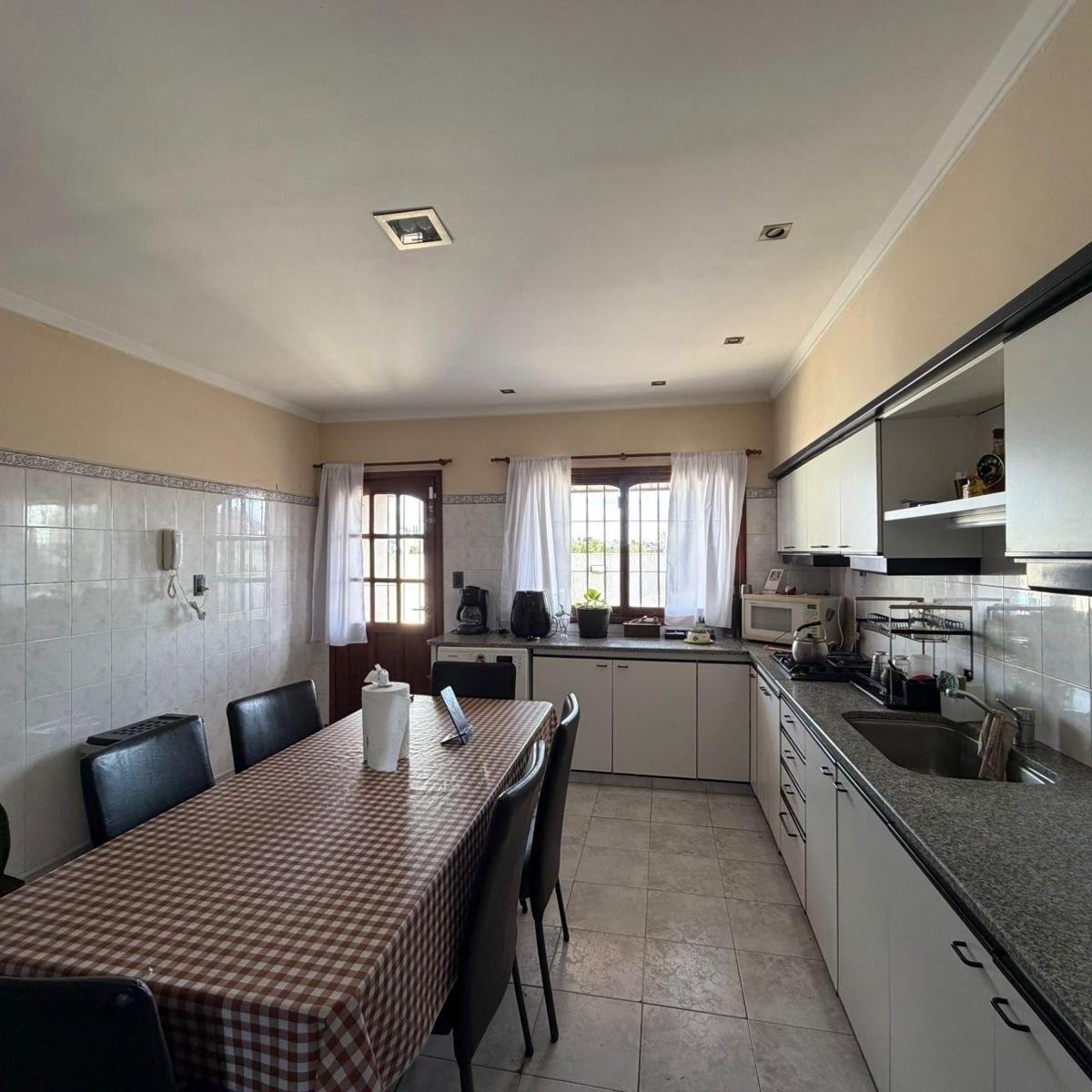 Depto 3 amb, 200m² con terraza — excelente estado